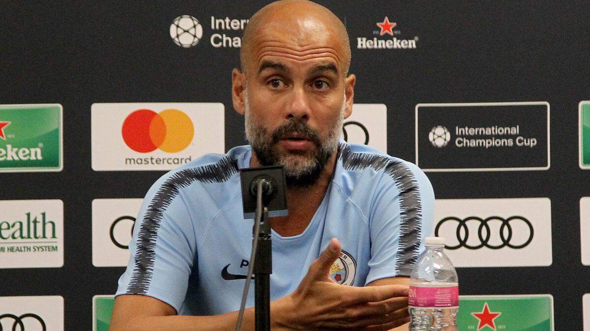 El entrenador del Manchester City, Pep Guardiola, responde este 27 de julio a las preguntas de los periodistas, en la conferencia de prensa en el Hard Rock Stadium de Miami Garden, previa al partido del sábado ante el Bayern Munich.