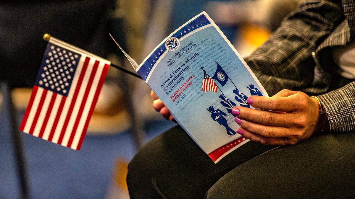 Inmigración actualiza guía para la ciudadanía americana por cambios relacionados con examen de educación cívica.