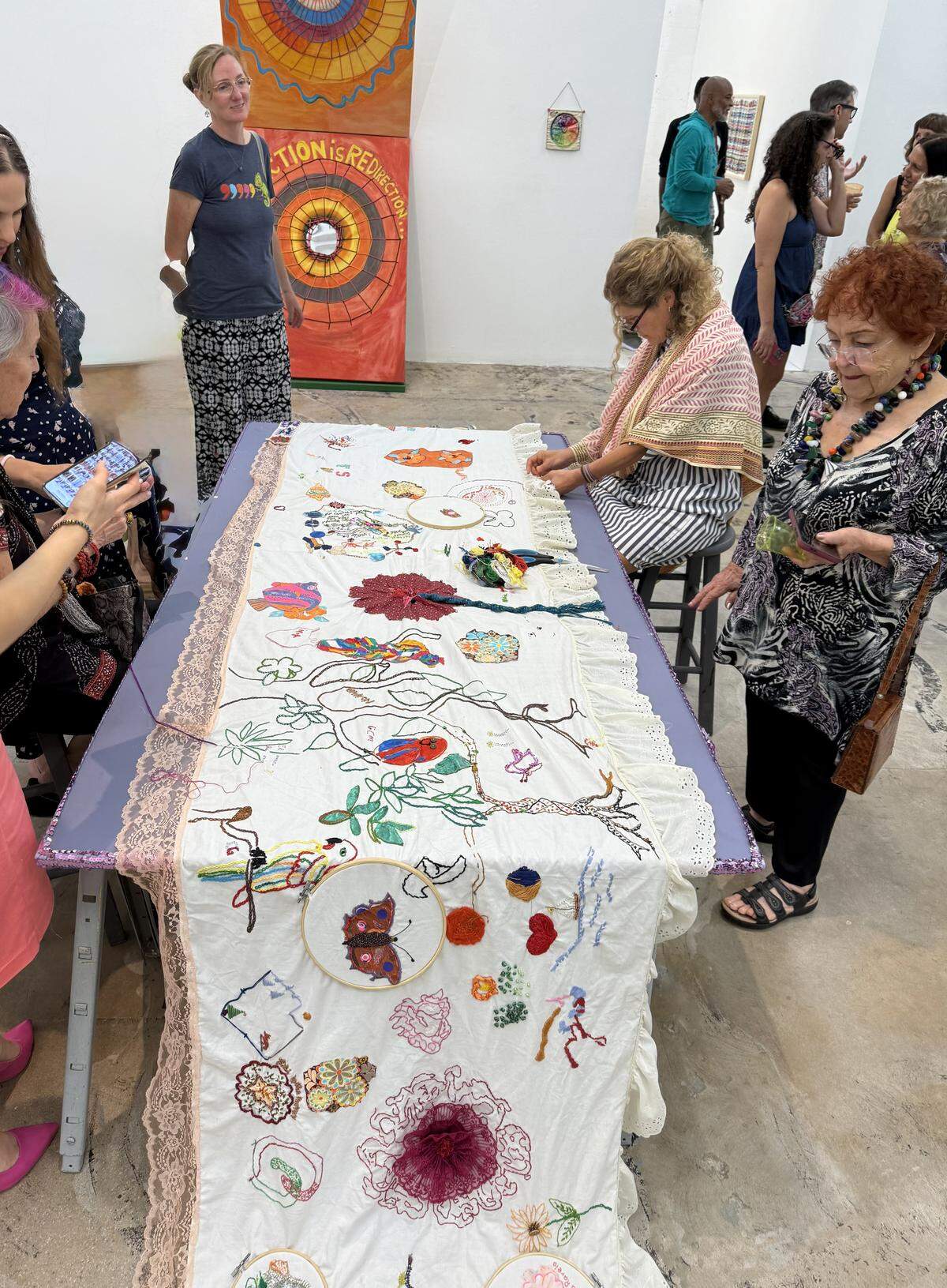 Los textiles—históricamente considerados elementos decorativos o domésticos—adquieren un nuevo significado en esta exposición. “A veces los espectadores esperan algo suave, menor, doméstico,” comenta la artista Laura Marsh. “Pero aquí, el hilo está cargado de fuerza simbólica y de historias personales y colectivas”.