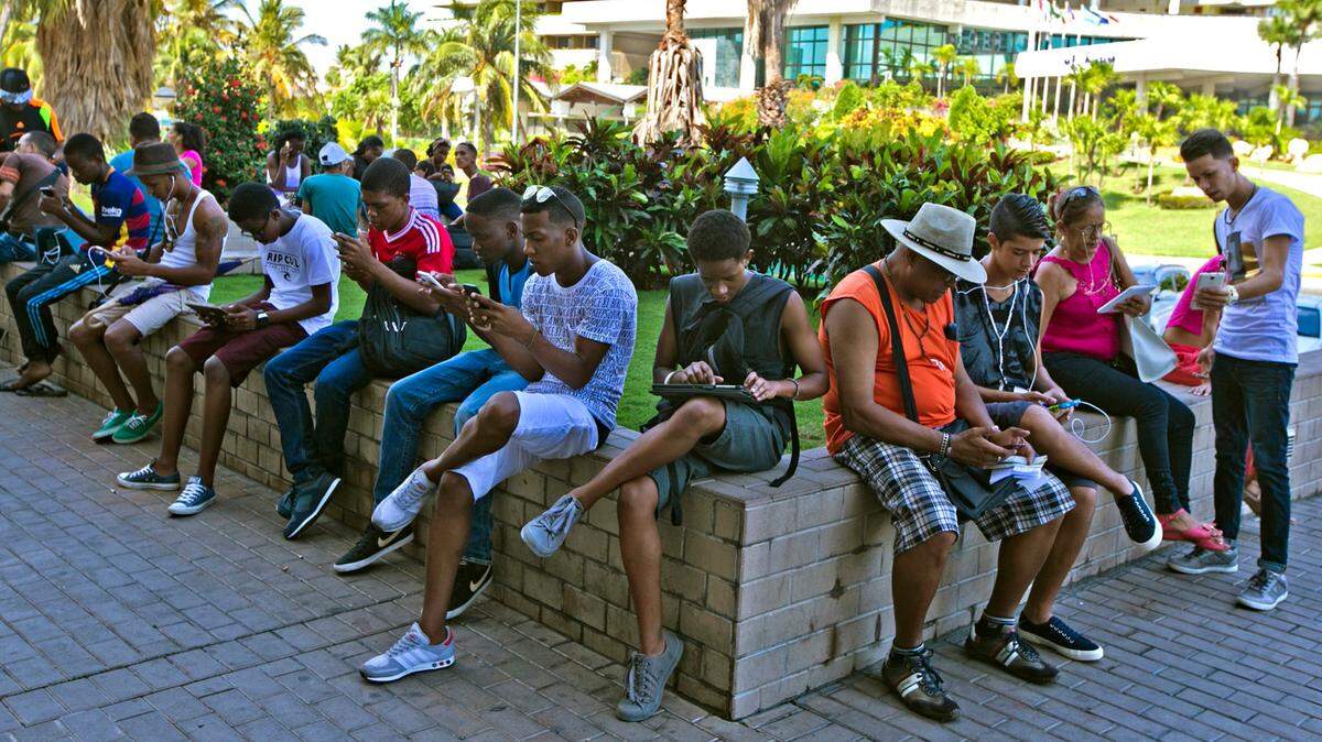Foto de archivo. El descontento estudiantil crece en Cuba ante las nuevas tarifas de internet móvil impuestas por la empresa estatal de telecomunicaciones, y algunos sectores universitarios convocaron a un paro de actividades este miércoles como protesta.