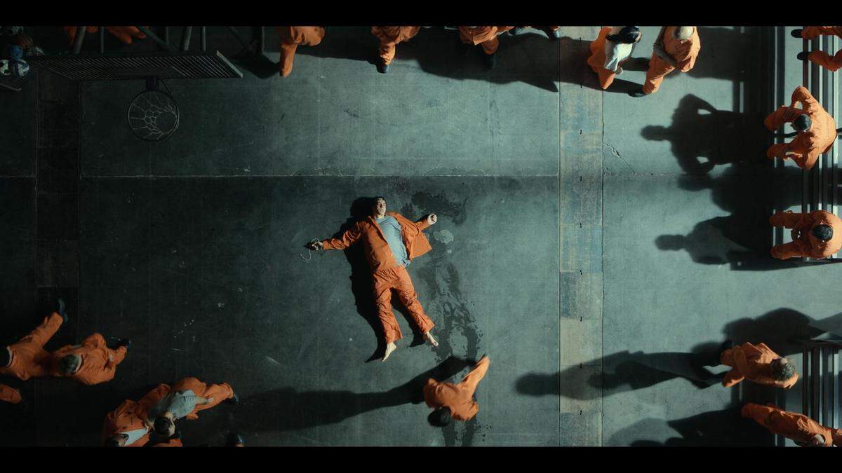 En Netflix ‘El refugio atómico’ (2025), filme en el que un grupo de multimillonarios de diversos países se encierra en “Kimera Underground Park”, un búnker bajo tierra diseñado especialmente para escapar de la catástrofe. 