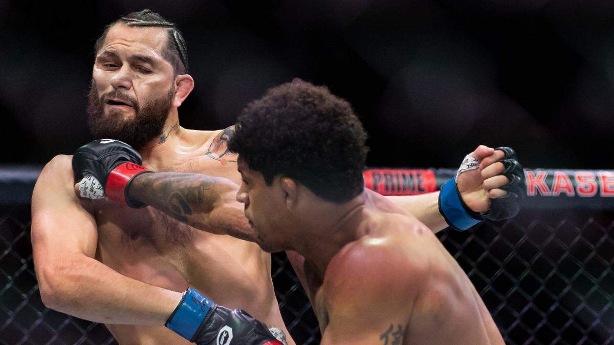 Jorge Masvidal (izq.) trata de evitar un golpe de Gilbert Burns, en la pelea coestelar de la UFC 287, celebrada el 8 de abril de 2023 en Miami.