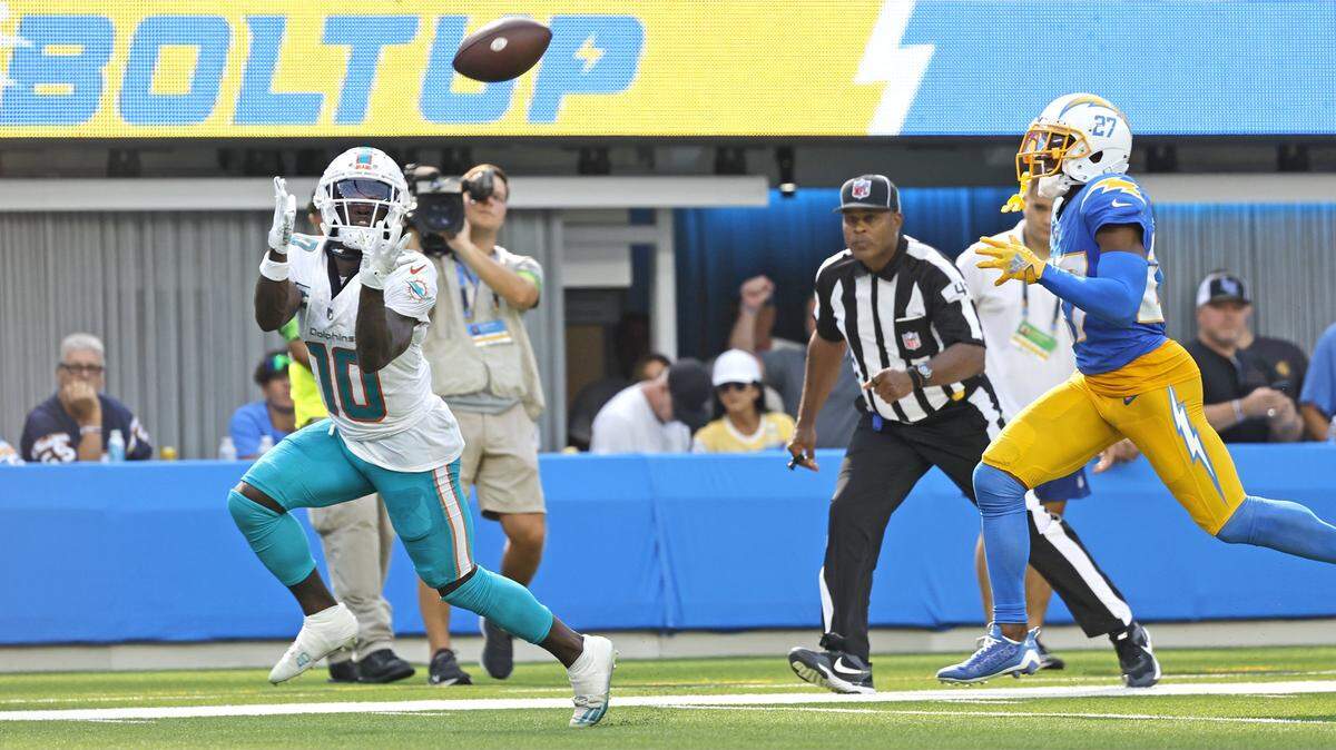 El wide receiver de los Dolphins de Miami Tyreek Hill atrapa un pase de Tua Tagovailoa ante la marca del cornerback de los Chargers J.C. Jackson, en el partido celebrado el 10 de septiembre de 2023 en el SoFi Stadium en Inglewood, California.