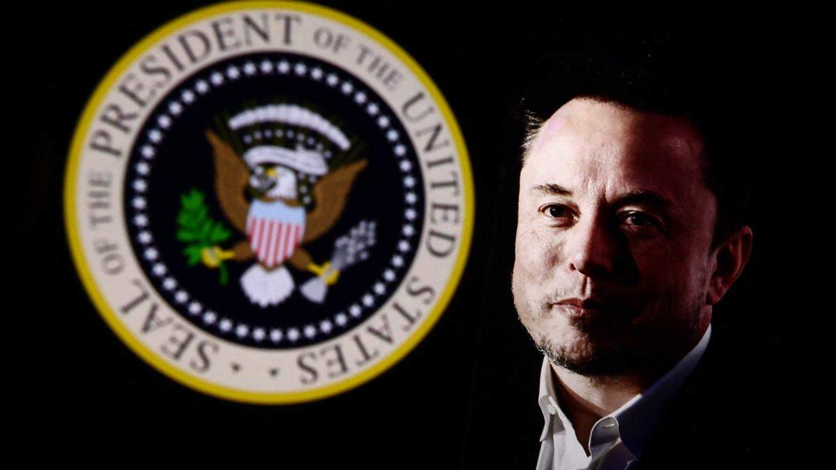 Una fotografía de Elon Musk tomada en Cracovia, Polonia, el 22 de enero de 2024, y el sello del presidente de los Estados Unidos se muestran como imagen ilustrativa en Cracovia, Polonia, el 25 de octubre de 2024.