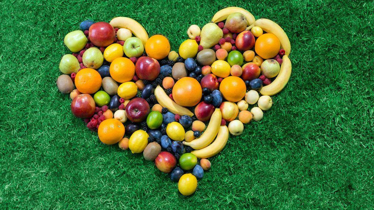 Frutas variadas y coloridas: ricas en compuestos cardiosaludables.