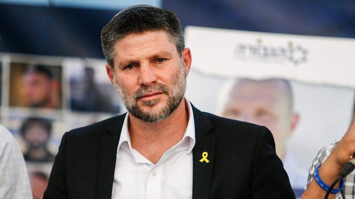 El ministro de Finanzas de Israel, Bezalel Smotrich, se dirige a los familiares de los israelíes que están siendo retenidos como rehenes durante una manifestación.