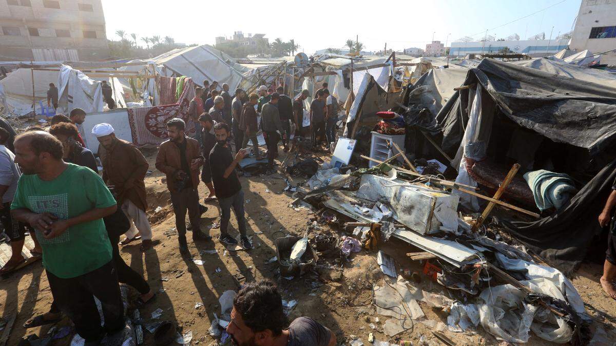 Palestinos examinan un sitio impactado por un bombardeo israelí, en un campamento de refugiados cerca del Hospital Mártires de Al Aqsa, en Deir Al Balah, en el centro de la Franja de Gaza, el sábado 9 de noviembre de 2024. 