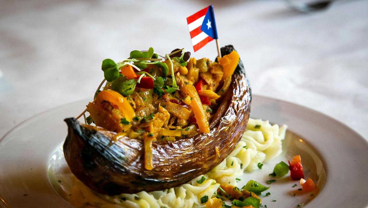 Canoa rellena de bacalao encima de un majado de viandas servida en Mofongos Restaurant ubicado en la Pequeña Habana. 18 de febrero de 20212, Miami, Florida.