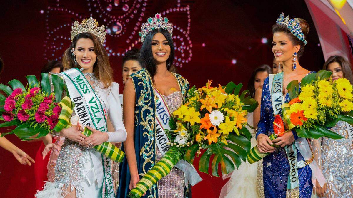 La ganadora del Miss Venezuela del 2017, Sthefany Gutierrez (centro) posa junto a Veruska Ljubisavljevic (derecha) y Mariem Velazco en Caracas.