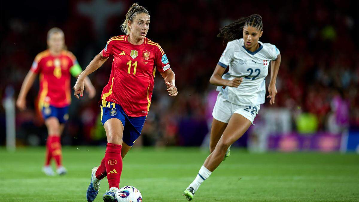 La estrella de España Alexia Putellas (izq.) conduce el balón en el partido ante Suiza en los cuartos de final de la Eurocopa femenina, celebrado el 18 de julio de 2025 en Bern, Suiza.