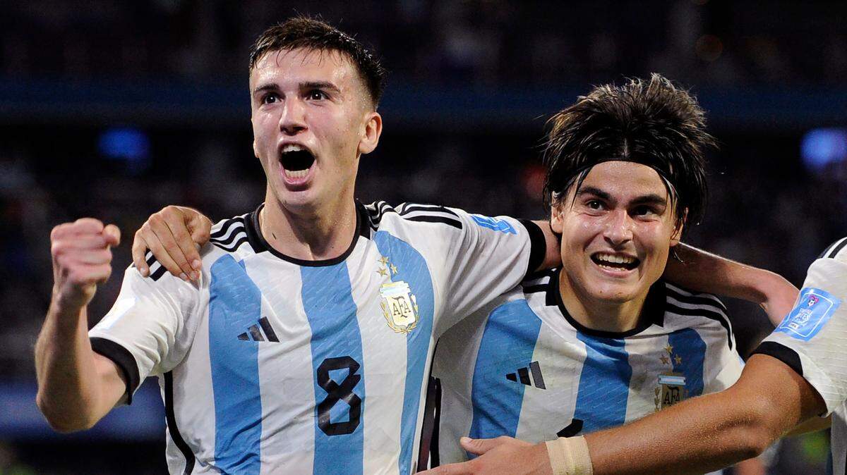 El jugador de Argentina Máximo Perrone (izq.) celebra un gol ante Guatemala, en el partido de la fase de grupos celebrado el 23 de mayo de 2023 en Santiago del Estero, Argentina.