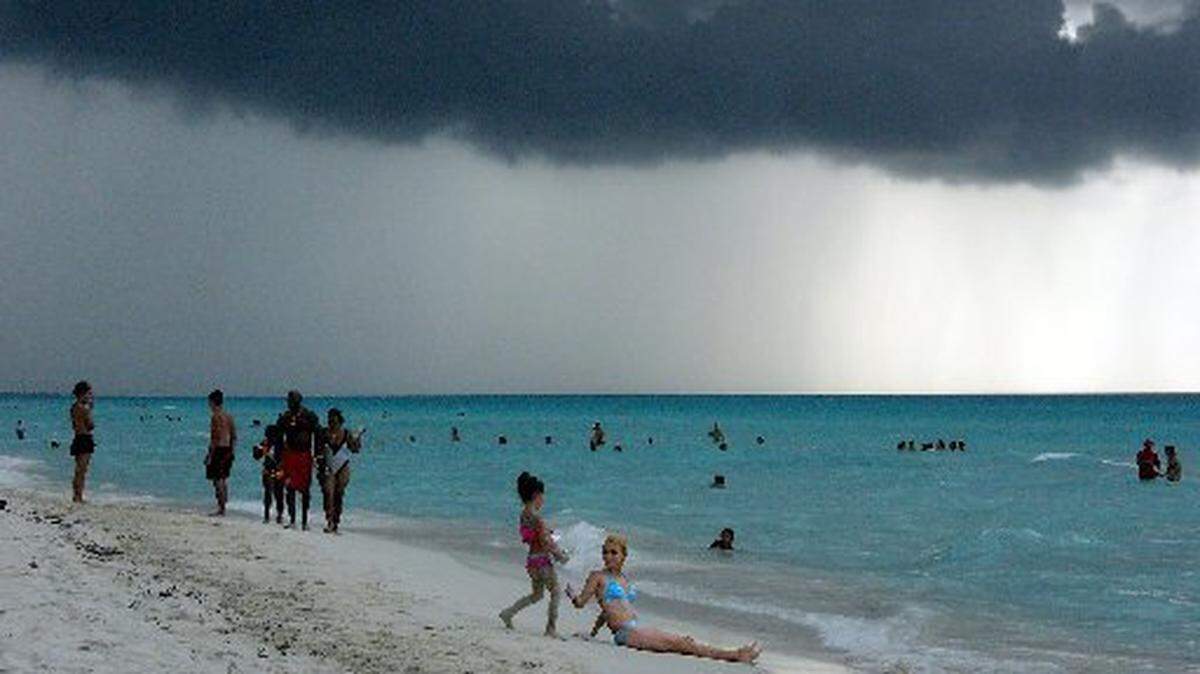 Foto de archivo de personas disfrutando de la playa de Varadero, en la provincia cubana de Matanzas.