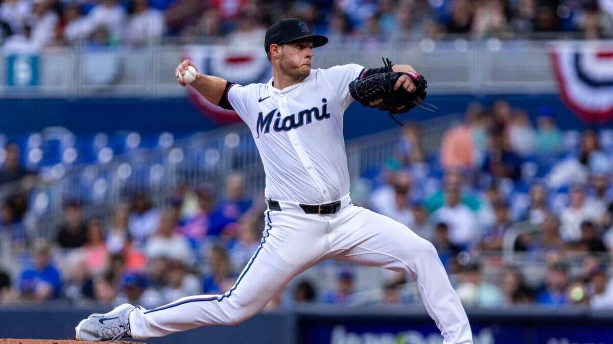 El abridor de los Marlins Connor Gillispie lanza en el segundo inning del partido ante los Mets de Nueva York, celebrado el 2 de abril de 2025 en Miami.