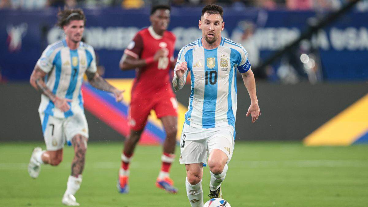  El delantero argentino Lionel Messi (10) juega el balón durante la segunda mitad contra Canadá en el Metlife Stadium., el 9 de julio de 2024 en East Rutherford, Nueva Jersey.