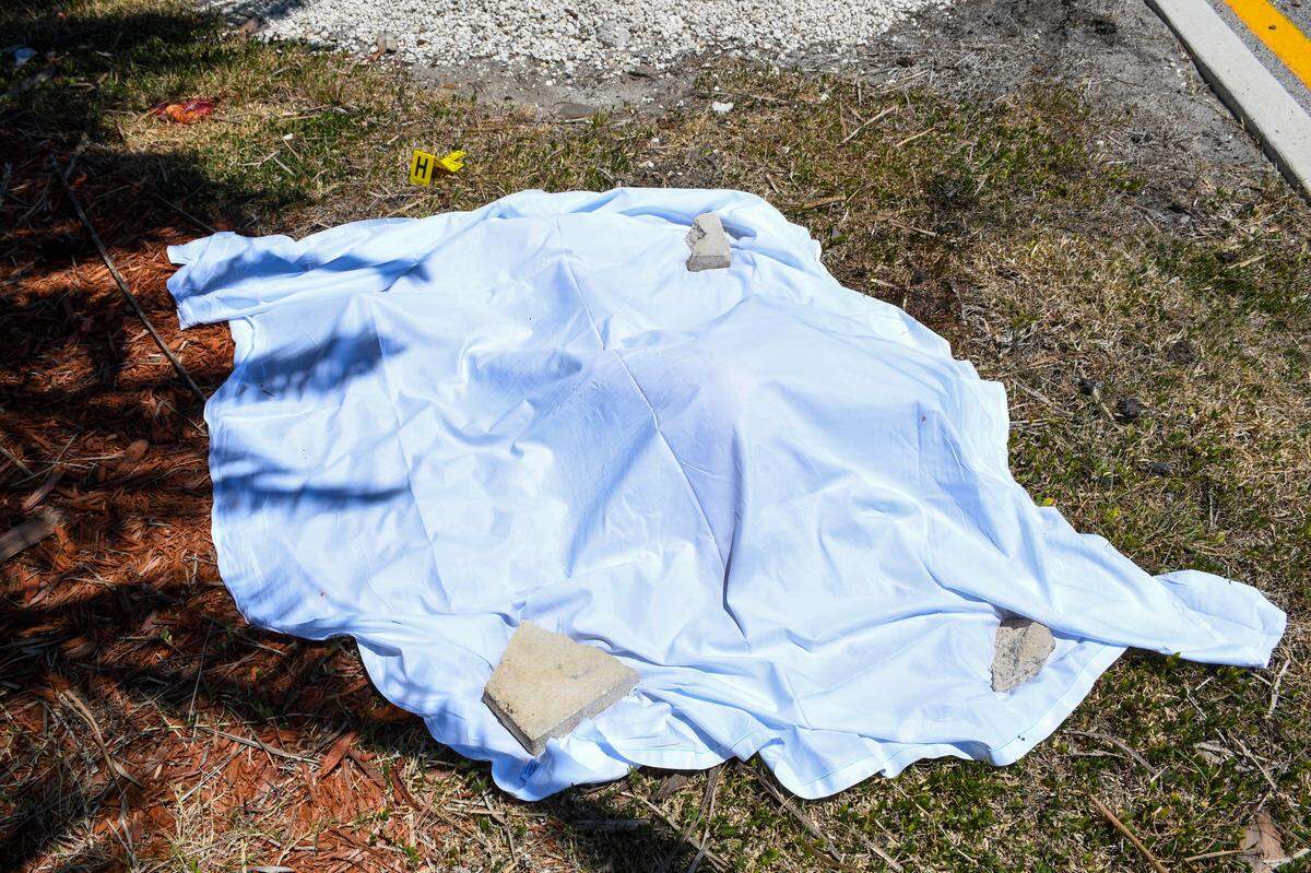 Una sábana cubre el cuerpo de Randy Johanson, la víctima mortal número 131 de Brightline. Johanson estaba discapacitado y llevaba una vida sencilla tras sufrir una caída mientras trabajaba en un tejado cuando tenía 24 años. El tren viajaba a más de 160 kilómetros por hora cuando lo atropelló.
