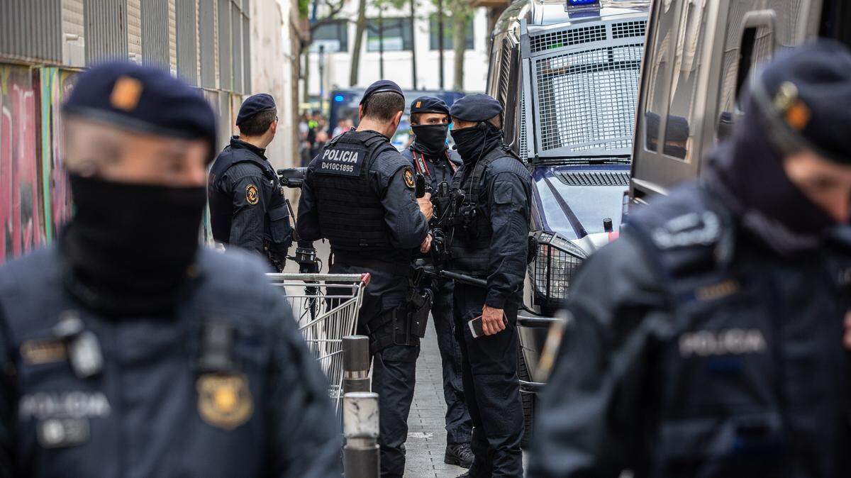 Agentes que han intervenido en la macrooperación contra el narcotráfico realizada en el Raval de Barcelona. 20 junio 2019 David Zorrakino / Europa Press (Foto de ARCHIVO) 20/6/2019