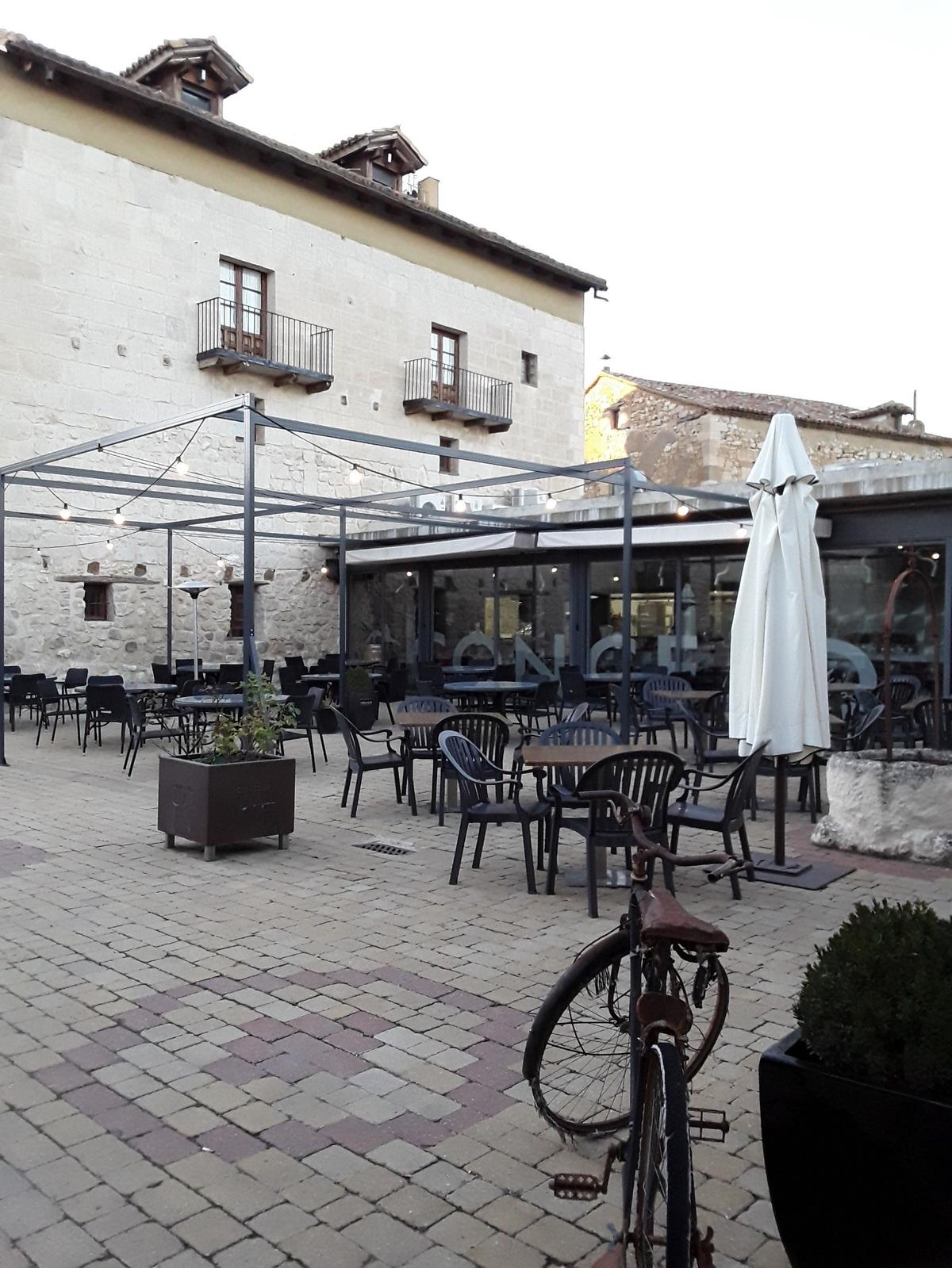 Parte del hotel y patio de uno de los mejores alojamientos enoturísticos de España, el Concejo Hospedería.