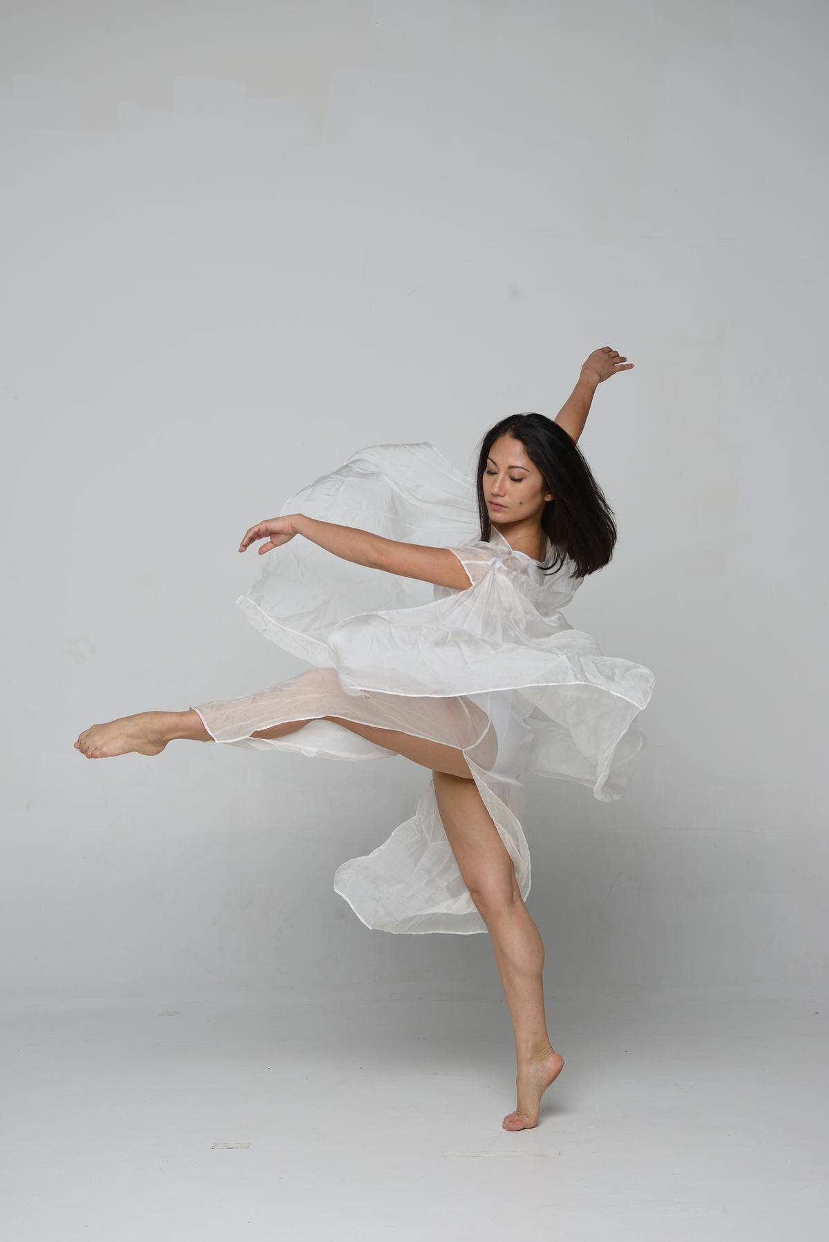 Allyn Ginns Ayers en “Harp Etude”, una coreografía de Isadora Duncan, puesta en escena por Andrea Mantell Seidel.