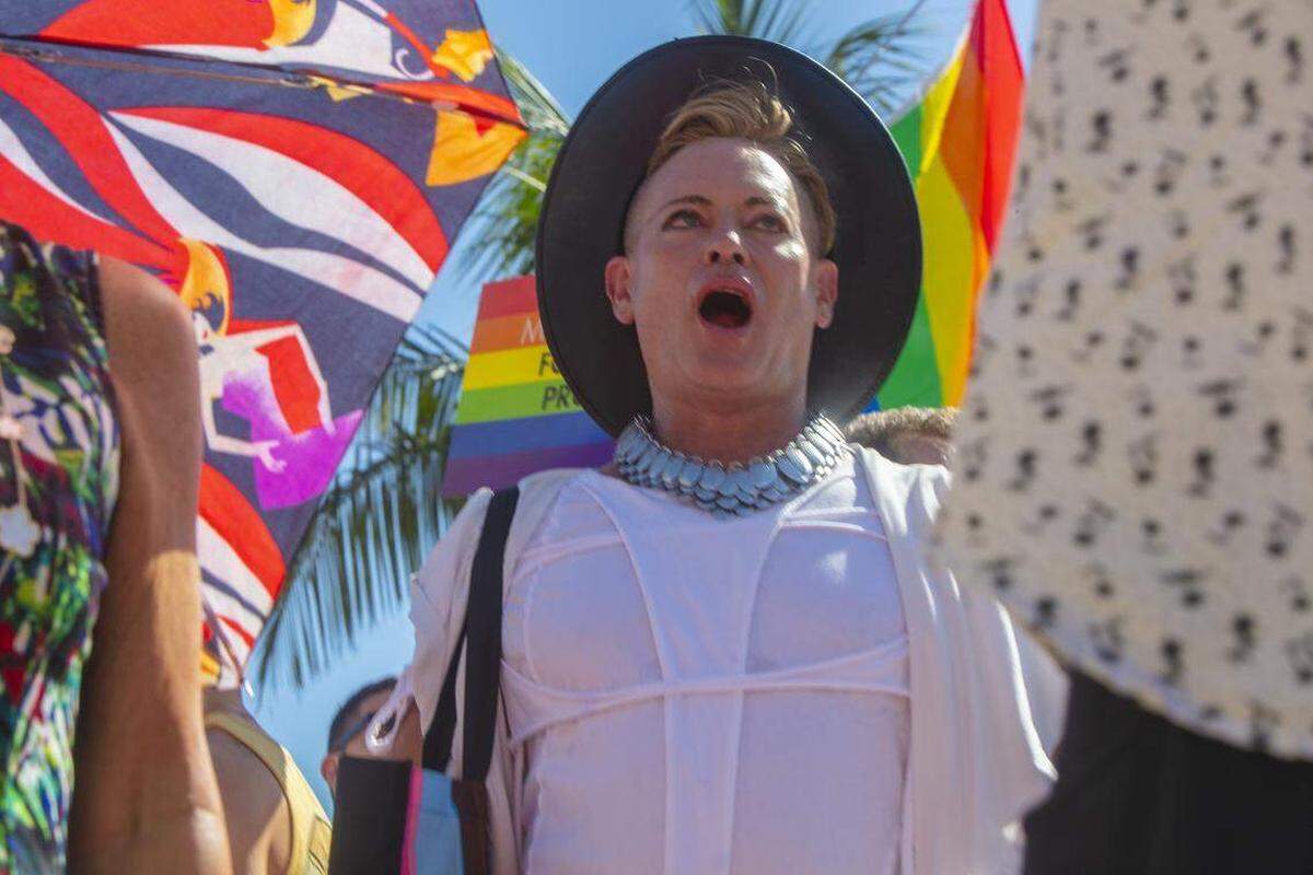 Patrick Gallineaux se reúne con manifestantes que portaban banderas arcoíris y carteles con las leyendas “Miami Beach Orgulloso por Siempre” y “No Será Borrado” durante la Marcha Orgulloso por Siempre en Ocean Drive, Miami Beach, Florida, el domingo 31 de agosto de 2025. La marcha se celebró después de que las autoridades estatales ordenaran la eliminación del cruce peatonal del Orgullo LGBTQ de la ciudad.