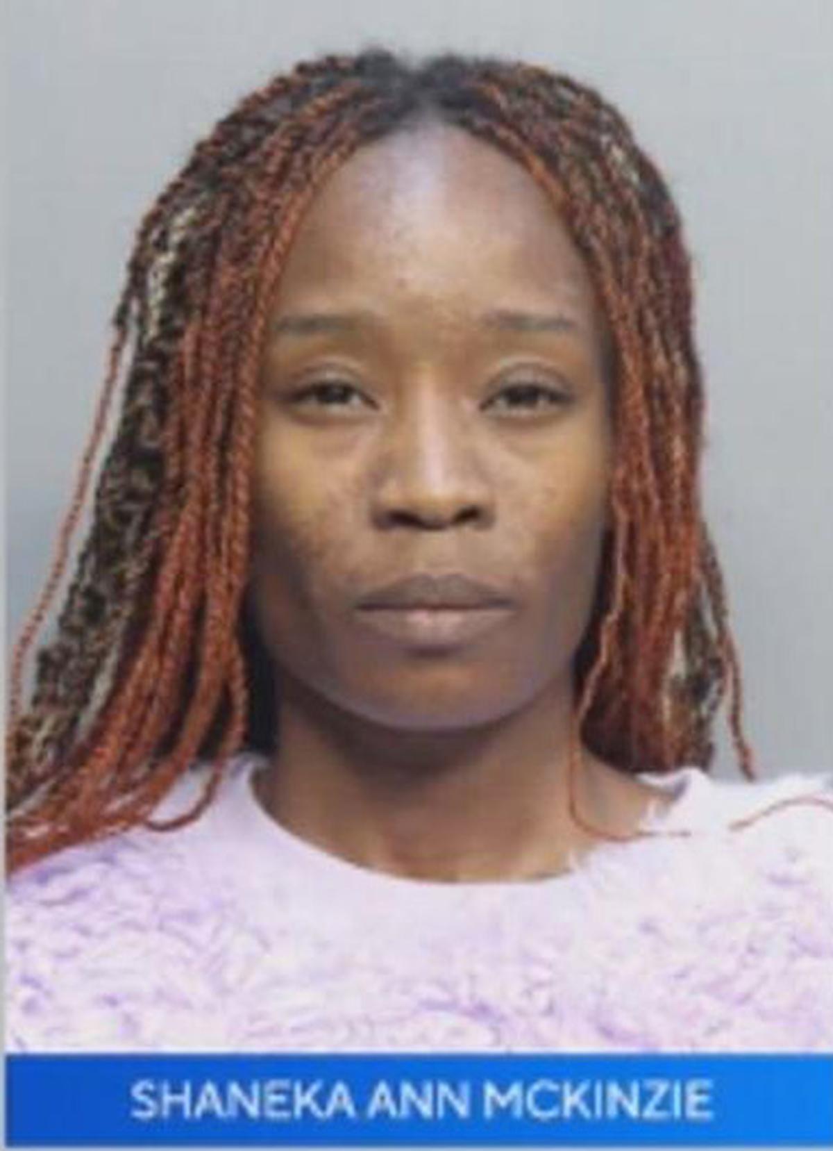 Shaneka Ann McKinzie, de 36 años, y residente de Sikeston, Missouri, fue arrestada en el Condado Miami-Dade el martes por haber estrangulado a su hijo de ocho años.