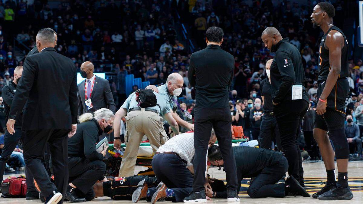 El delantero del Heat Markieff Morris permanece en el suelo y recibe atención luego de que recibiera un empujón por la espalda de la estrella de los Nuggets Nikola Jokic, en los minutos finales del partido celebrado el 8 de noviembre de 2021 en Denver.