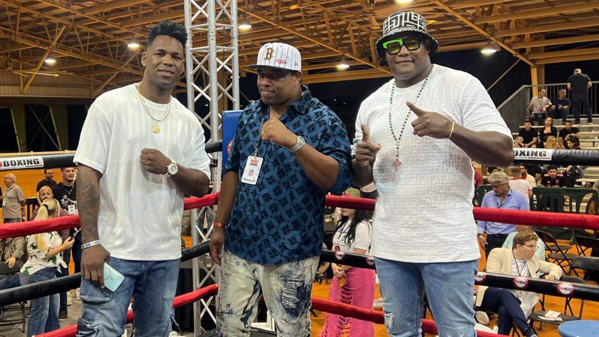 Tres generaciones de completos honraron con su presencia la velada de Mundo Boxing, desde el campeón olímpico Odlanier Solis (centro), al dos veces retador mundial Luis Ortiz (der.) y el prometedor Lenier Peró, quien intenta seguir los pasos de esas leyendas.