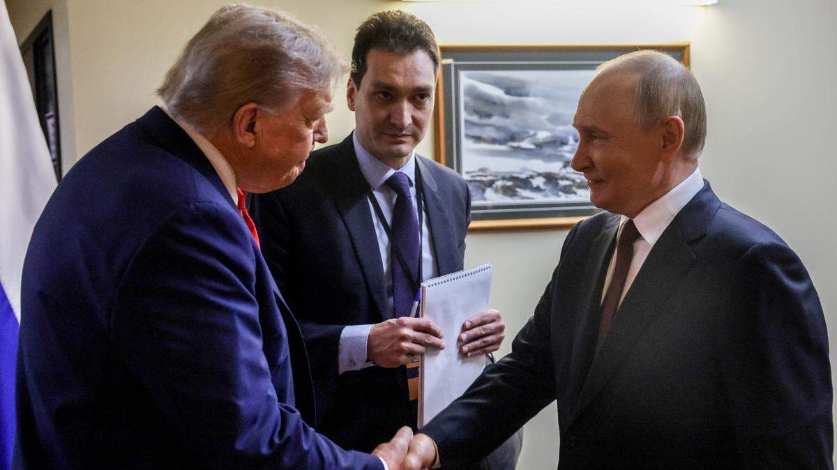 El presidente de Estados Unidos, Donald Trump (izq.), y el gobernante ruso Vladimir Putin (der.) se dan la mano despues de ofrecer una conferencia de prensa conjunta, el viernes 15 de agosto de 2025, en Anchorage, Alaska.
