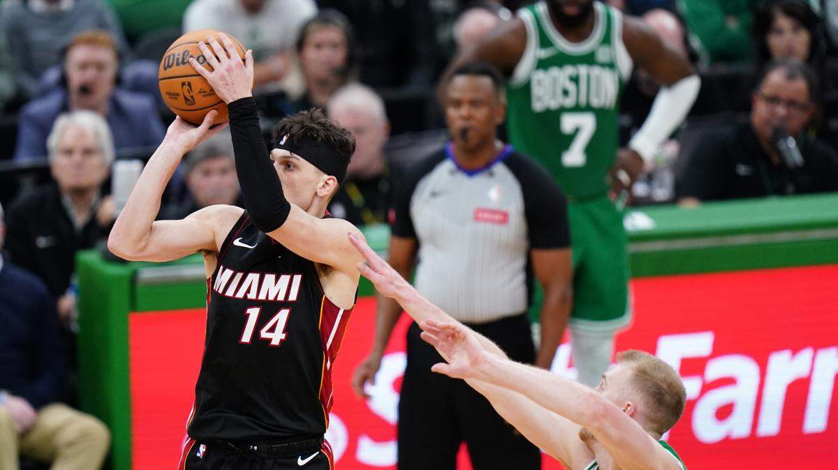 El jugador del Heat de Miami Tyler Herro tira al aro ante la defensa de los Celtics, en el segundo juego del playoffs de primera ronda de la NBA, celebrado el 24 de abril de 2024 en Boston.