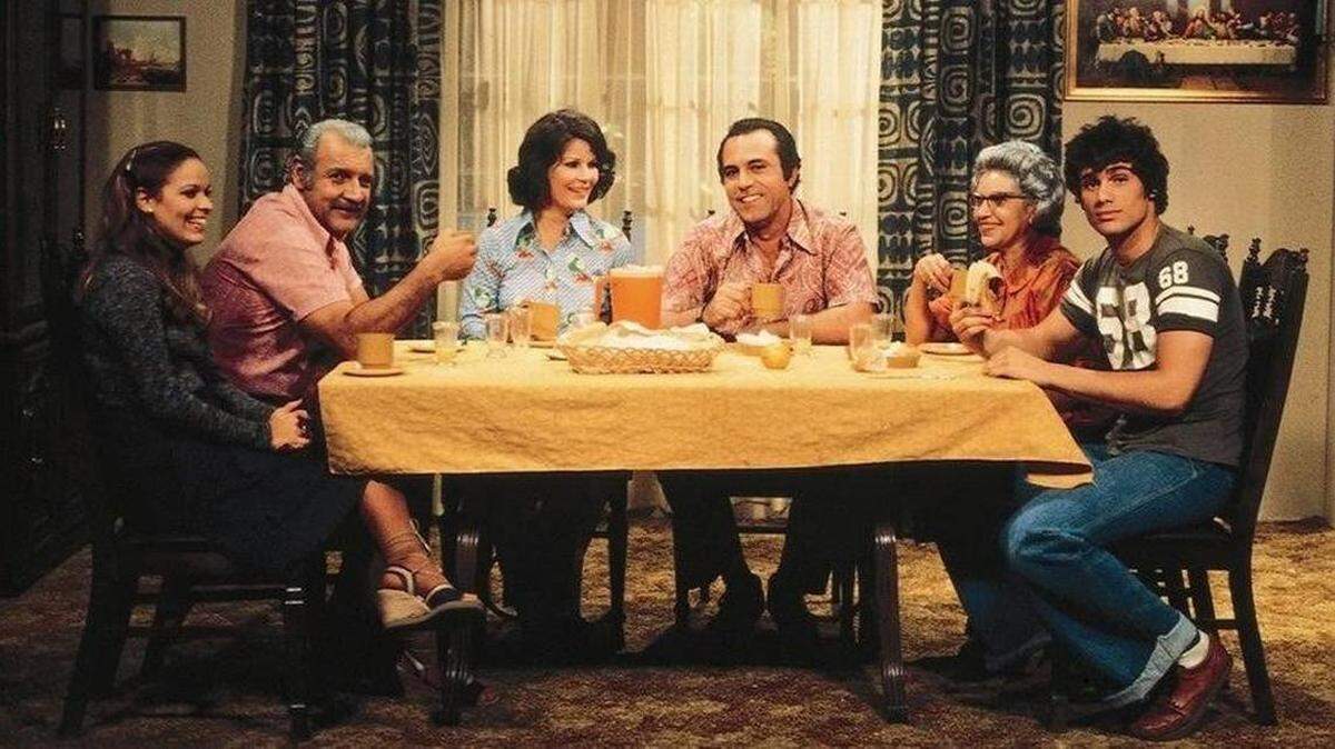 Elenco de la serie de televisión ‘¿Qué pasa USA?’ (desde la izq.): Ana Margo Luis Oquendo, Ana Margarita Martínez Casado, Manolo Villaverde, Velia Martínez y ‘Rocky’ Echevarría, conocido a la postre como Steven Bauer.