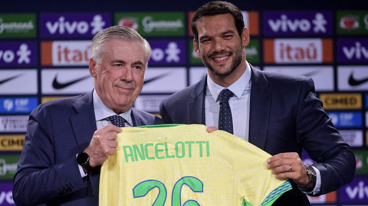 Carlos Ancelotti posa con el presidente de la Confederación Brasileña de Fútbol Samir Xaud, en su presentación como nuevo entrenador de la selección sudamericana, el 26 de mayo de 2025 en Río de Janeiro.