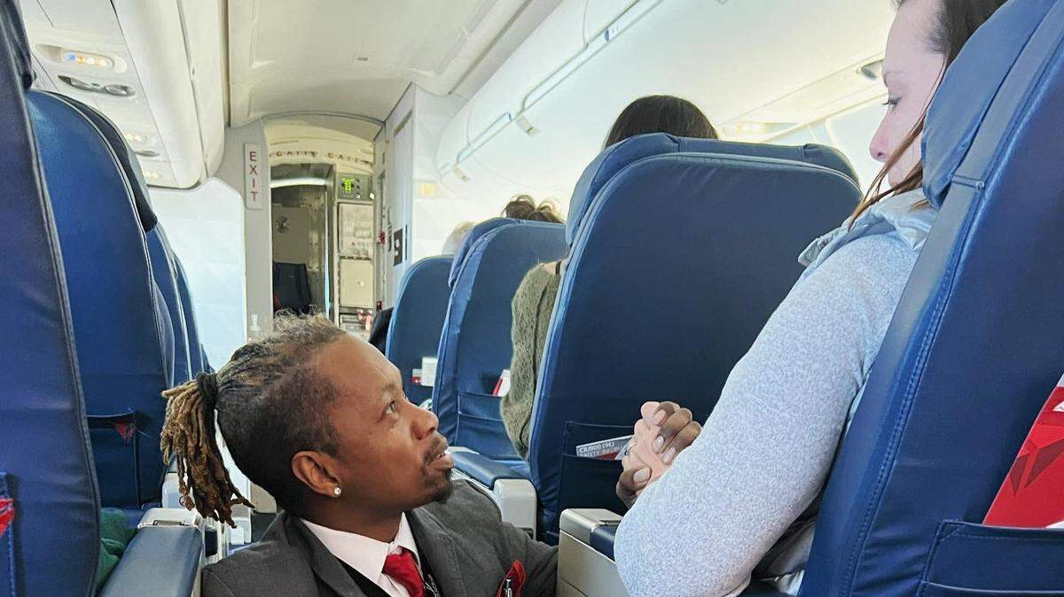 La inusual ayuda que un asistente de vuelo ofreció a una pasajera nerviosa por la turbulencia se viralizó.