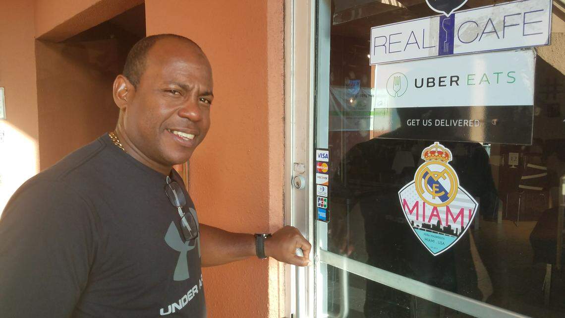 CARLOS TABARES en el Real Café de Miami.