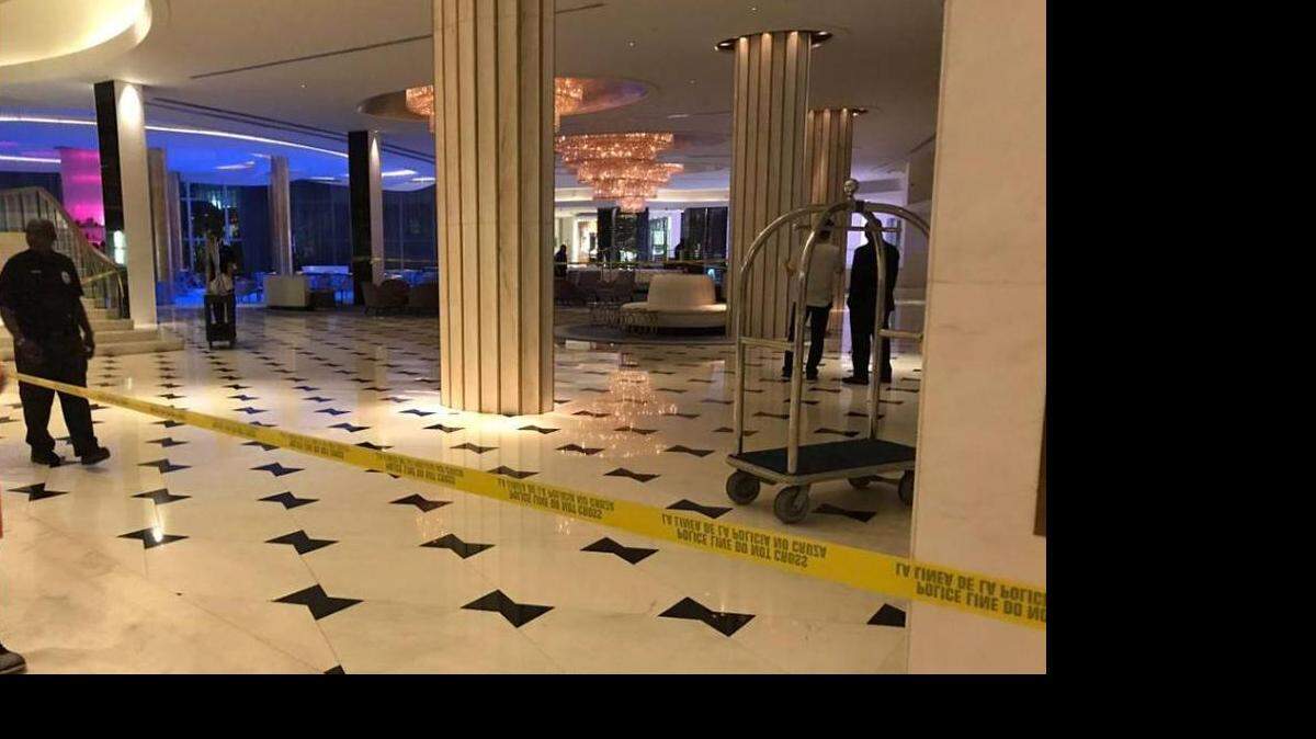 El vestíbulo del hotel Fontainebleau en Miami Beach mientras la policía investiga un tiroteo el domingo 7 de mayo de 2017. Jake Sabo