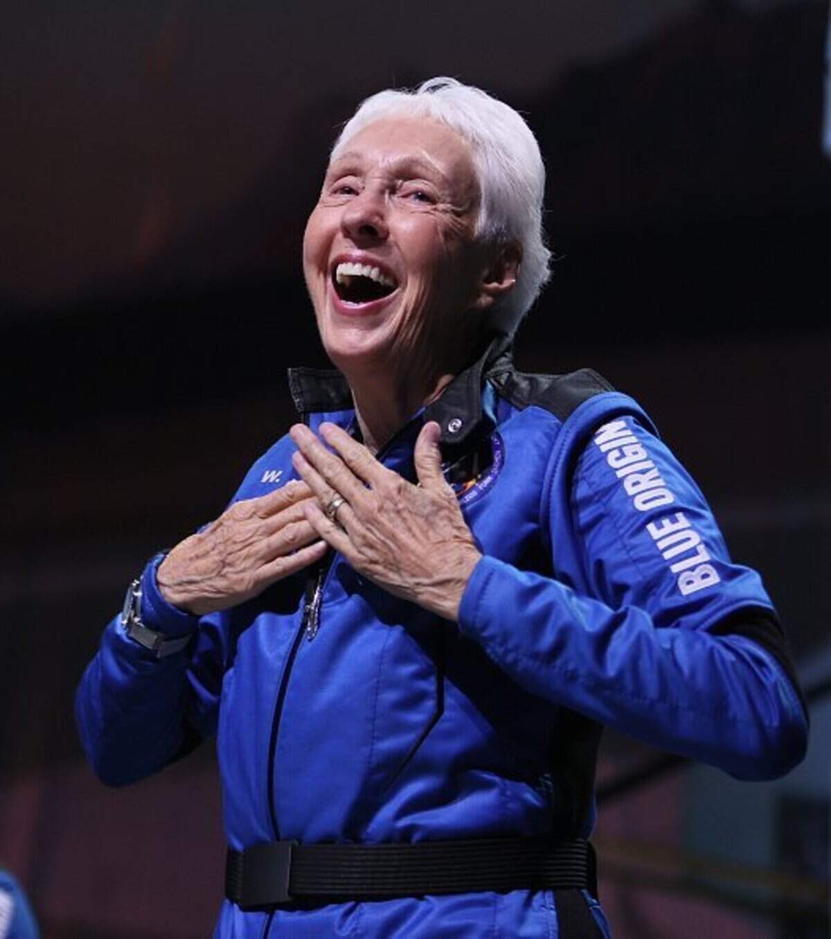 Wally Funk, miembro de la tripulación New Shepard de Blue Origin, después de volar al espacio, el 20 de julio de 2021 en Van Horn, Texas. Wally Funk, pionera del sector aeronáutico y la mujer de mayor edad que ha viajado al espacio, murió a los 87 años en su residencia en Texas.