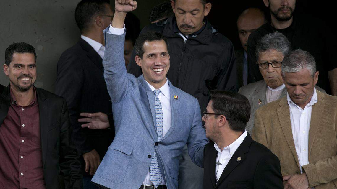 El presidente interino de Venezuela, Juan Guaidó, saluda tras reunirse con estudiantes universitarios en la Universidad Central de Caracas el 8 de febrero del 2019.