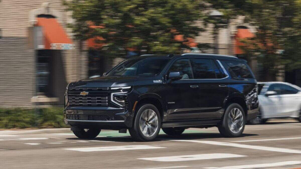 La estructura corporal es robusta con construcción de acero reforzado y ocho airbags estándar, aunque las calificaciones de pruebas de impacto de NHTSA e IIHS permanecen incompletas para el modelo del 2026 debido al tamaño que dificulta los ensayos.
