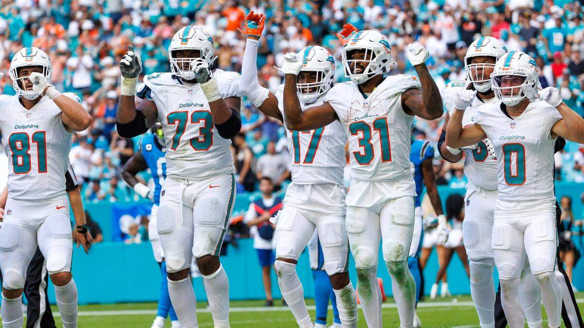 El running back de los Dolphins Raheem Mostert (31) celebra con sus compañeros de equipo tras anotar un touchdown en el partido contra los Panthers de Carolina, celebrado el 15 de octubre de 2023 en el Hard Rock Stadium en Miami Gardens, Florida.