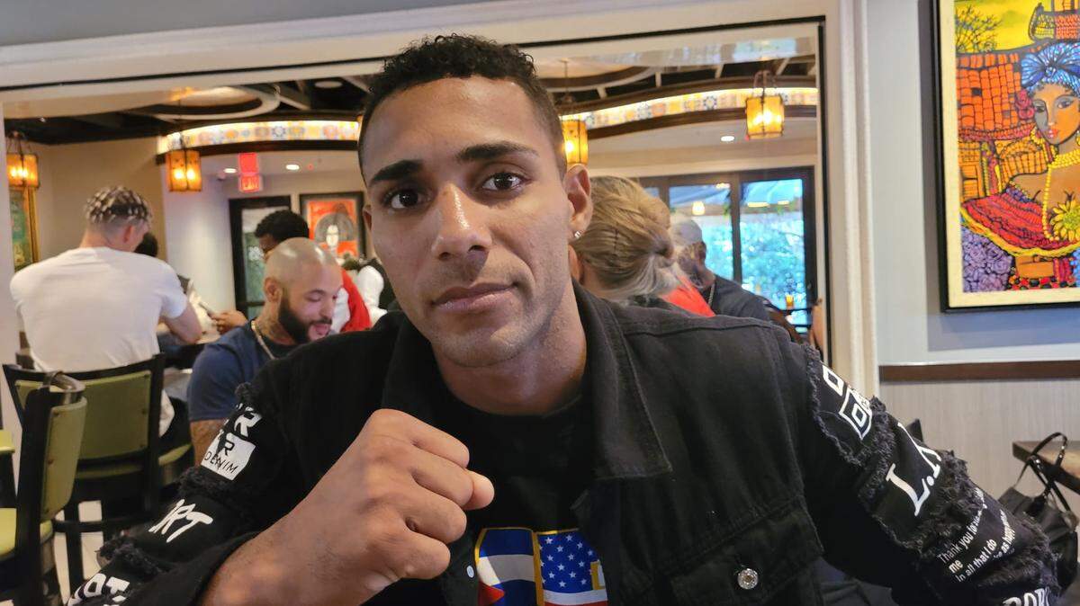 Yoanki Urrutia (10-0, 5 KO) entendió en su última pelea el peligro de un instante sin concentración. Aunque ganó sin dificultades en el Hialeah Park y Casino, un golpe de su oponente le estremeció por momentos y le hizo estar con todos los sentidos alertas para el resto de la acción.