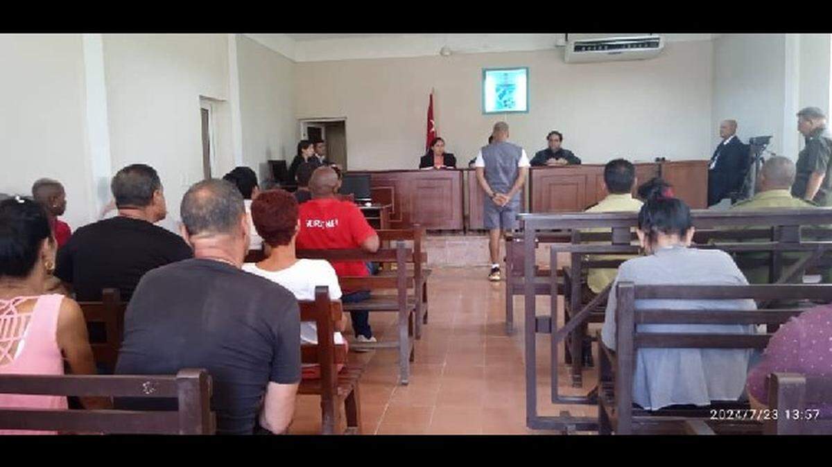 Trabajador privado en Cuba recibe condena de 5 años de prisión tras agredir a inspectores del Estado por multarlo debido a los precios de los alimentos que vendía.