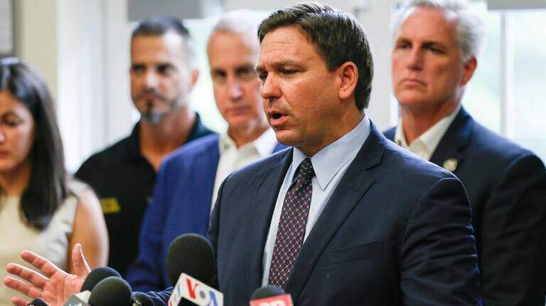 Es absurdo que DeSantis culpe a Biden e inmigrantes del aumento de COVID en Florida | Opinión