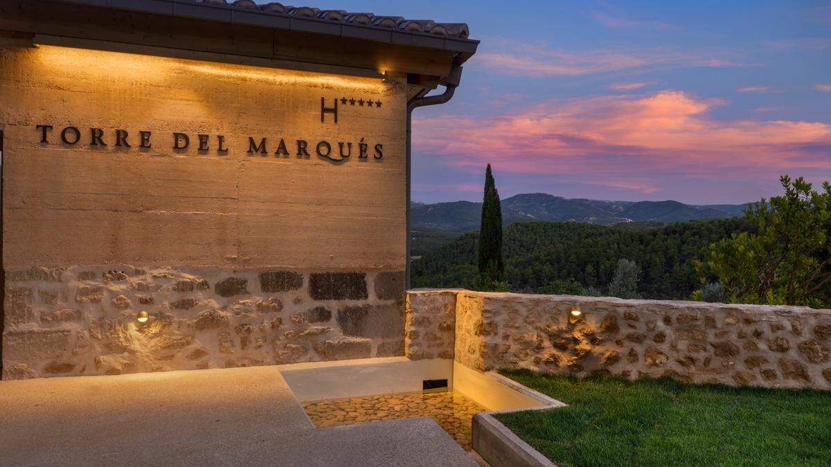 El Hotel Torre del Marqués de 5 estrellas y acreditado por la firma Small Luxury Hotel.