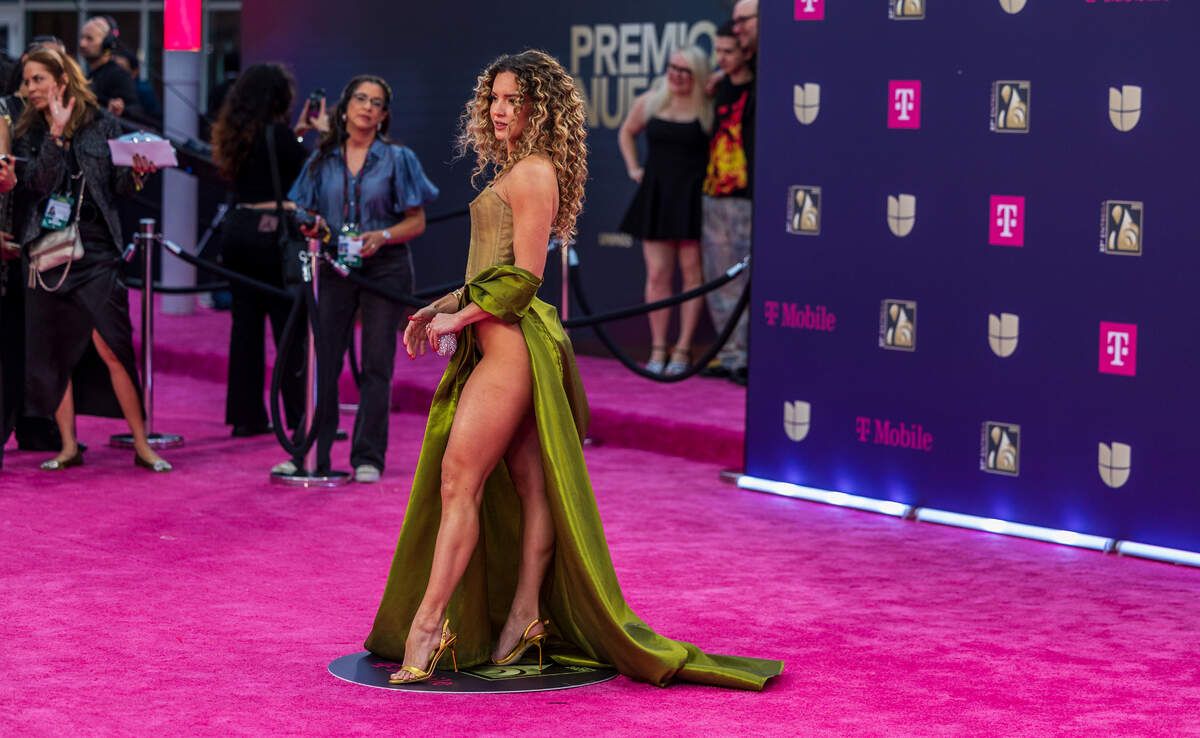 La artista Gabriela Short reacciona al llegar a la alfombra magenta de Premio Lo Nuestro 2025, celebrado en el Kaseya Center, en Miami, el jueves 20 de febrero de 2025.