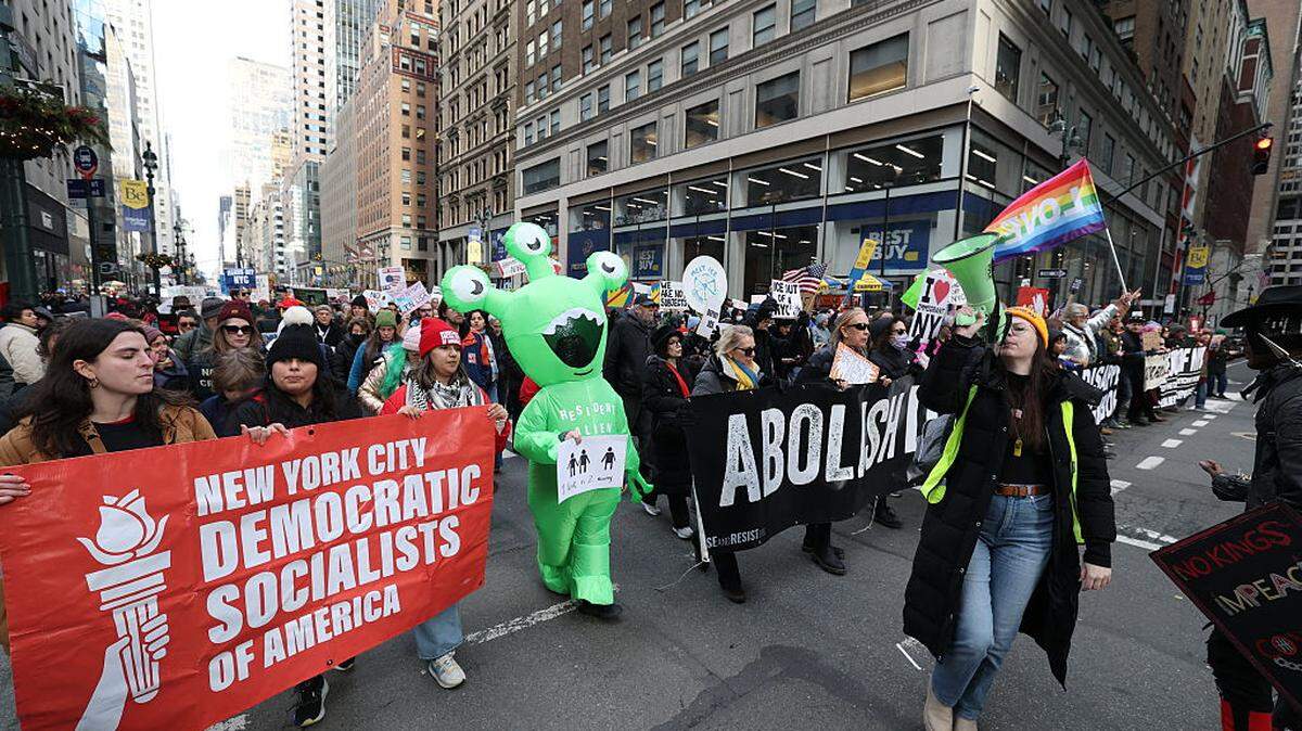 Cientos de personas participan en una protesta organizada por Rise and Resist contra las actividades de la Policía de Inmigración (ICE), y la intervención estadounidense en Venezuela, en Nueva York, el domingo 11 de enero de 2026.