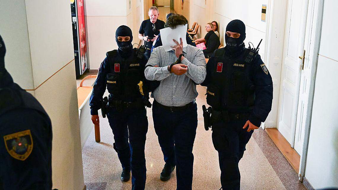 El acusado Beran A. es conducido a la sala de audiencias tras un receso, durante el primer día del juicio por el complot relacionado con el concierto de Taylor Swift, en el Tribunal Regional de Wiener Neustadt, el martes 28 de abril de 2026, en Wiener Neustadt, Austria.