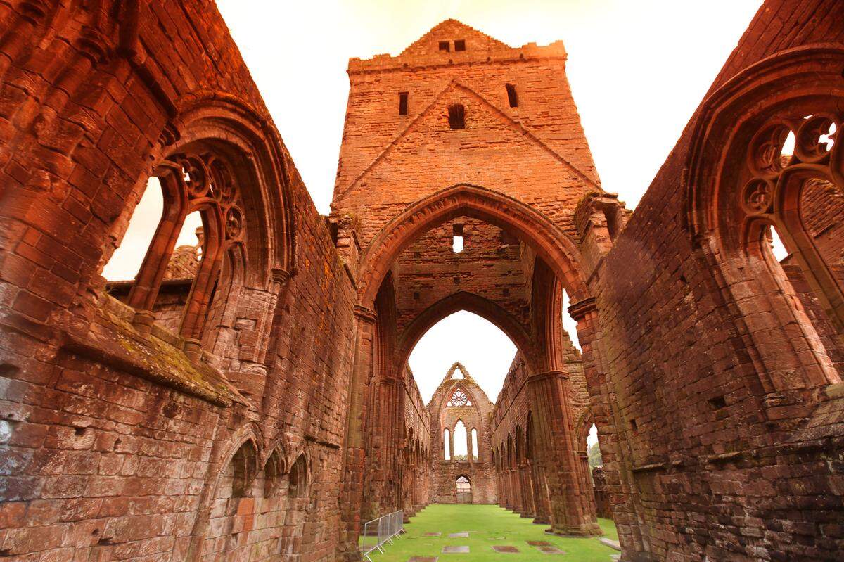 Sweetheart Abbey, monasterio cisterciense en ruinas, en Kirkcudbrightshire, Escocia, Reino Unido. Dervorguilla fundó la abadía en memoria de John de Balliol, y cuando ella murió, fue enterrada allí con el corazón de su marido.
