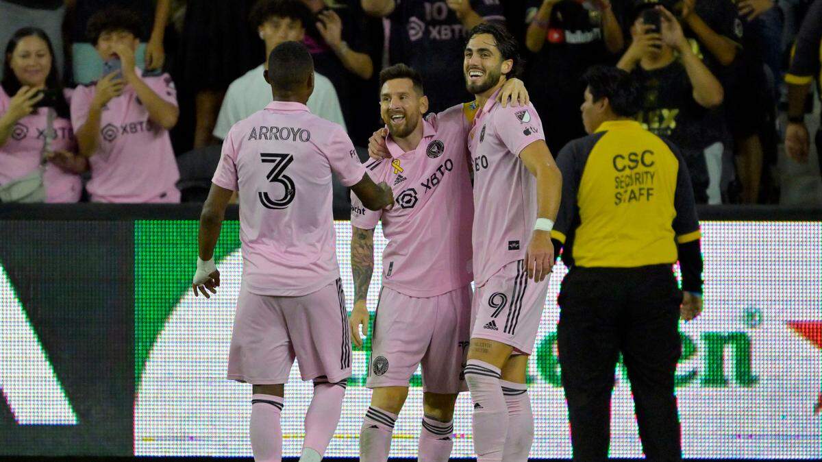 El delantero del Inter Miami Lionel Messi (centro) celebra con Leonardo Campana luego de que este anotara el tercer gol en el triunfo 3-1 ante LAFC, en el partido de la MLS celebrado el domingo en Los Angeles.