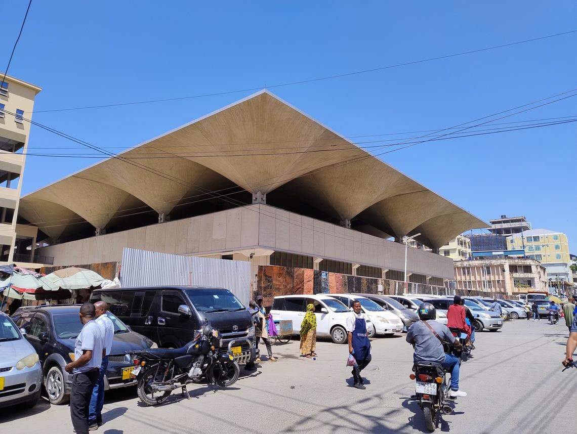  El mercado de Kariakoo, ubicado en el barrio del centro de la ciudad o Central Business District, es el punto neurálgico del comercio de la ciudad, e incluso de toda Tanzania, y uno de los más activos y bulliciosos del continente. 