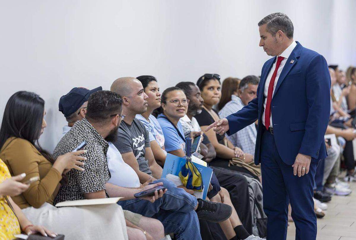 El recaudador de impuestos de Miami-Dade, Dariel Fernández, conversa con residentes en el Centro de Servicios de Licencias de Conducir y Vehículos Motorizados del Departamento de Seguridad Vial y Vehículos Motorizados de Florida en Miami el miércoles 16 de abril de 2025. Foto de Matias J. Ocner mocner@miamiherald.com