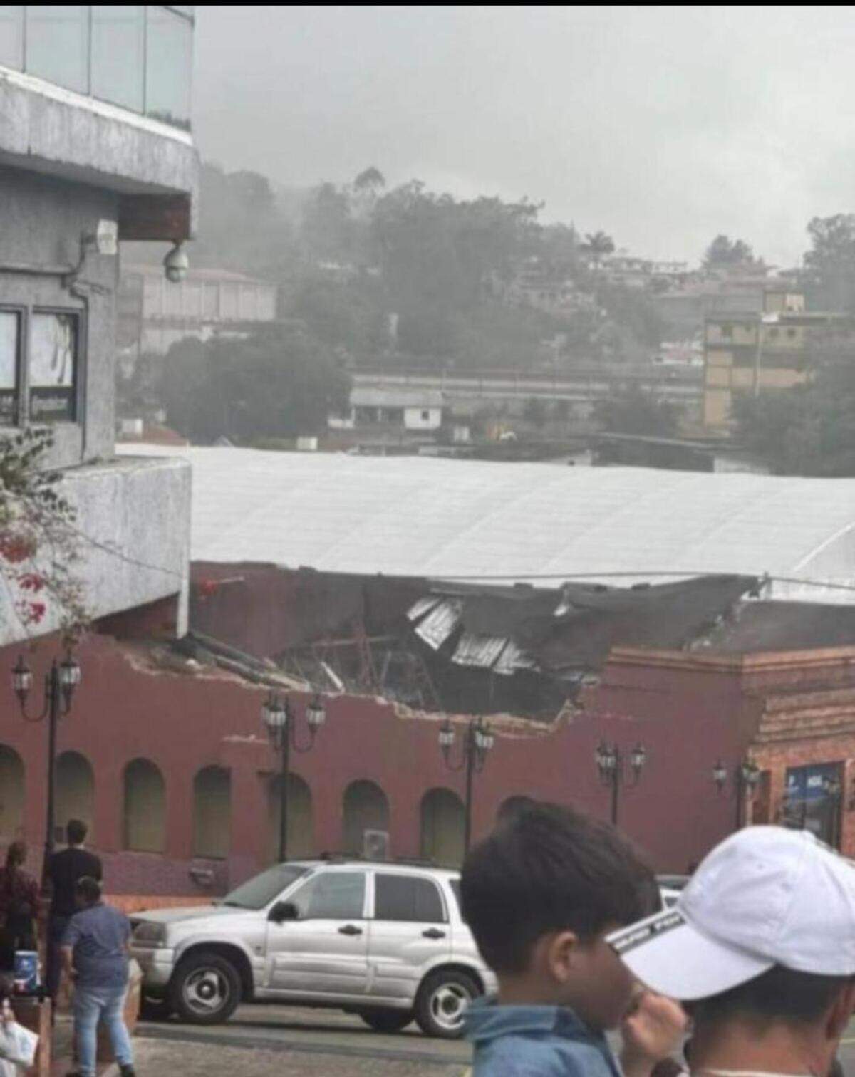 Derrumbe de una tienda en el centro comercial La Cascada, en Los Teques, en el estado Miranda, en la región centro-norte de Venezuela, debido a los terremotos del miércoles 24 de junio de 2026.