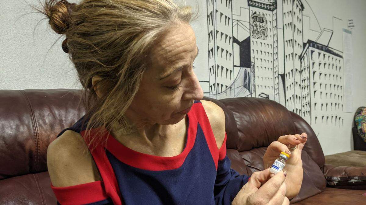Louise Vincent, directora ejecutiva de North Carolina Survivors Union, donde se distribuye naloxona, el medicamento que revierte las sobredosis por opioides.